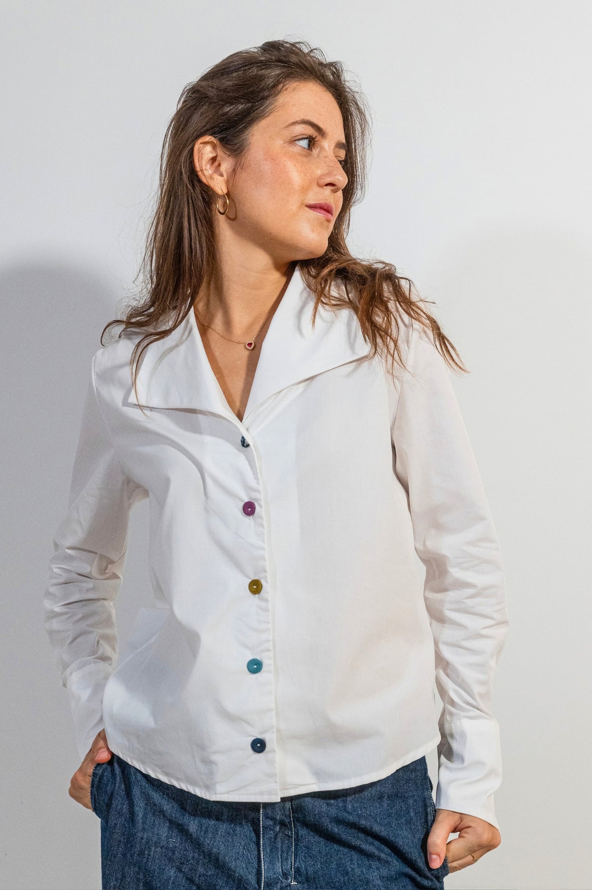 Camisa Rebeca de ATEM, blanca lisa de algodón, con cuello de solapa en V y cinco botones forrados de colores distintos