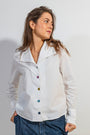 Camisa Rebeca de ATEM, blanca lisa de algodón, con cuello de solapa en V y cinco botones forrados de colores distintos