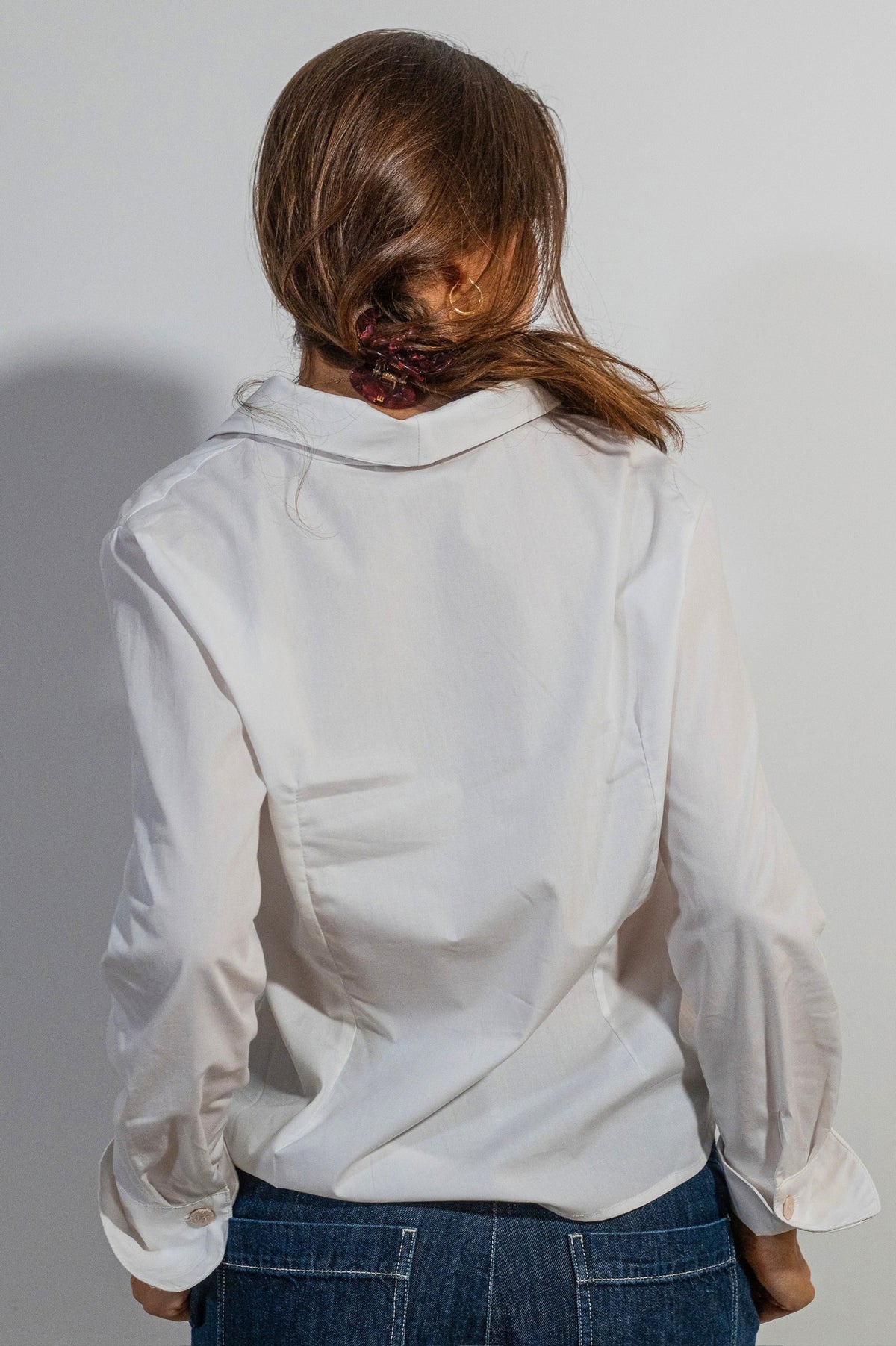 Camisa Rebeca de ATEM, blanca lisa de algodón, con cuello de solapa en V y cinco botones forrados de colores distintos