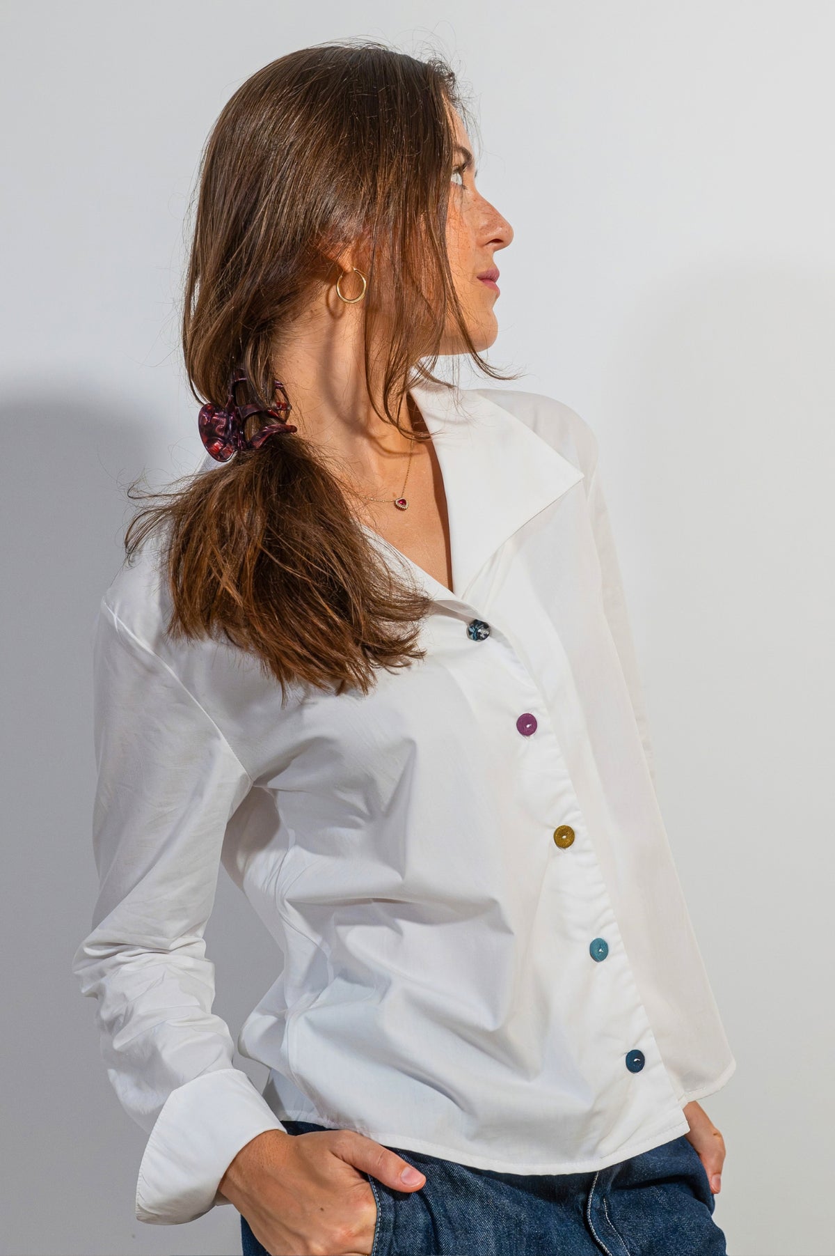 Camisa Rebeca de ATEM, blanca lisa de algodón, con cuello de solapa en V y cinco botones forrados de colores distintos