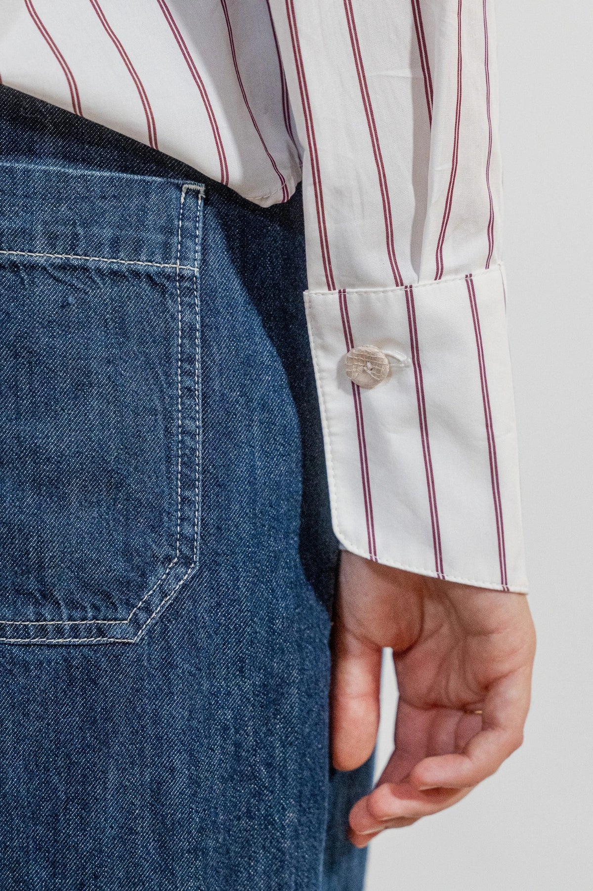 Camisa Rebeca de ATEM, blanca con rayas dobles ciruela, cuello de solapa en V y cinco botones forrados de retales