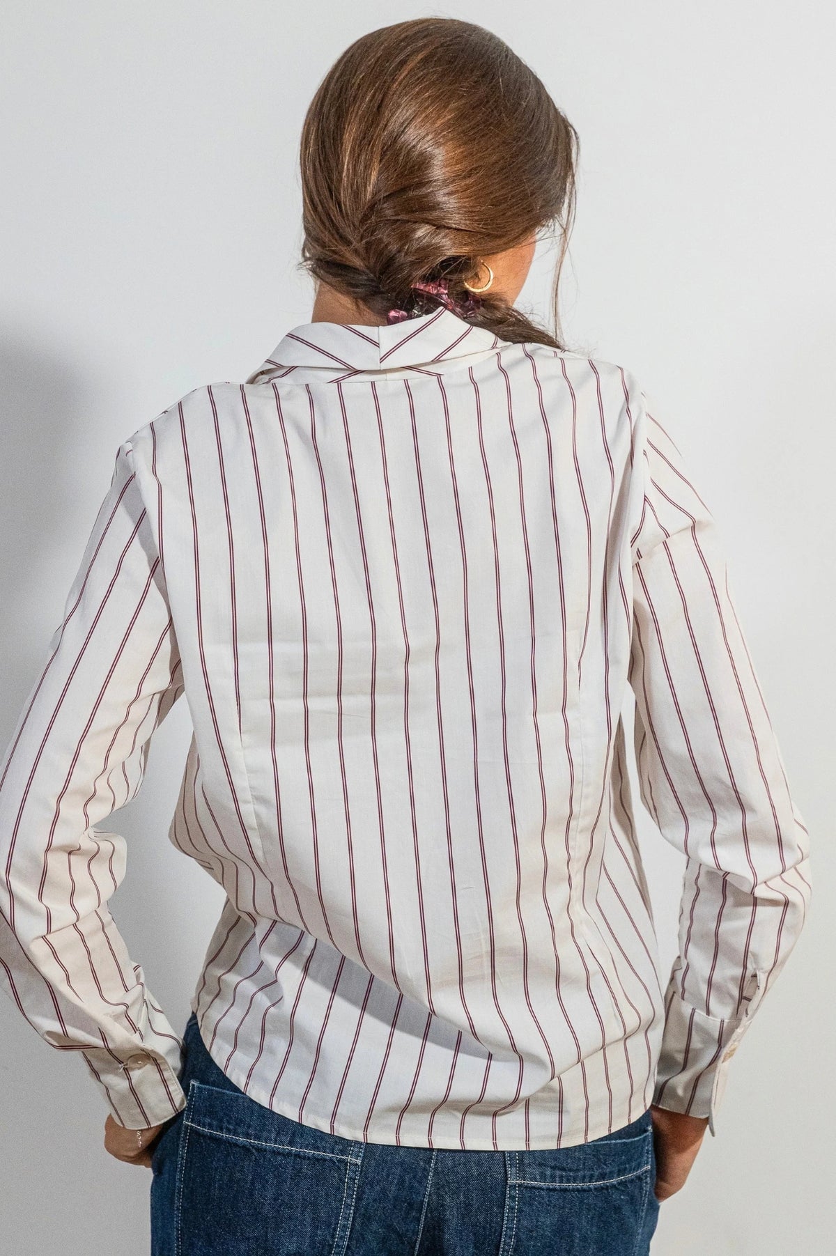 Camisa Rebeca de ATEM, blanca con rayas dobles ciruela, cuello de solapa en V y cinco botones forrados de retales