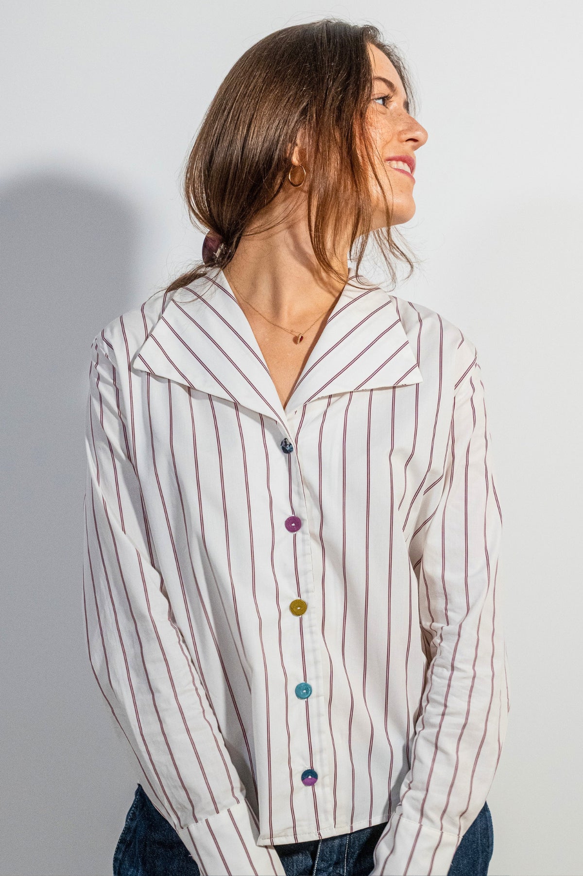 Camisa Rebeca de ATEM, blanca con rayas dobles ciruela, cuello de solapa en V y cinco botones forrados de retales