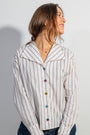 Camisa Rebeca de ATEM, blanca con rayas dobles ciruela, cuello de solapa en V y cinco botones forrados de retales
