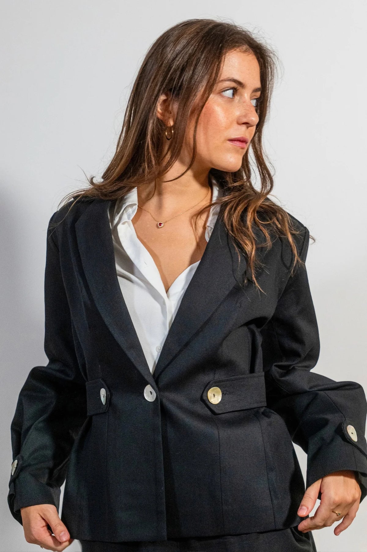 Chaqueta sastre Marrakech de ATEM en algodón negro liso, con solapa de muesca, charreteras y botones de nácar