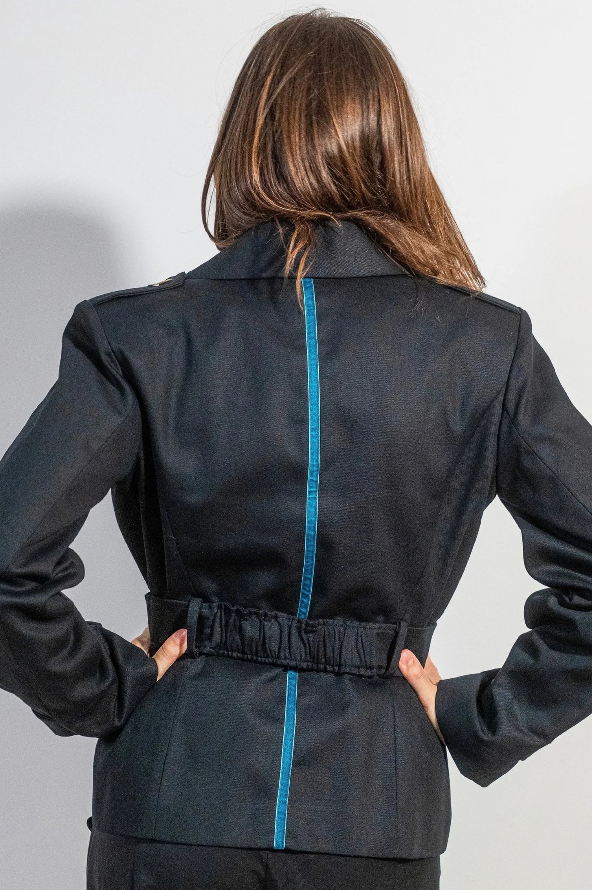 Chaqueta sastre Marrakech de ATEM en algodón negro liso, con solapa de muesca, charreteras y botones de nácar