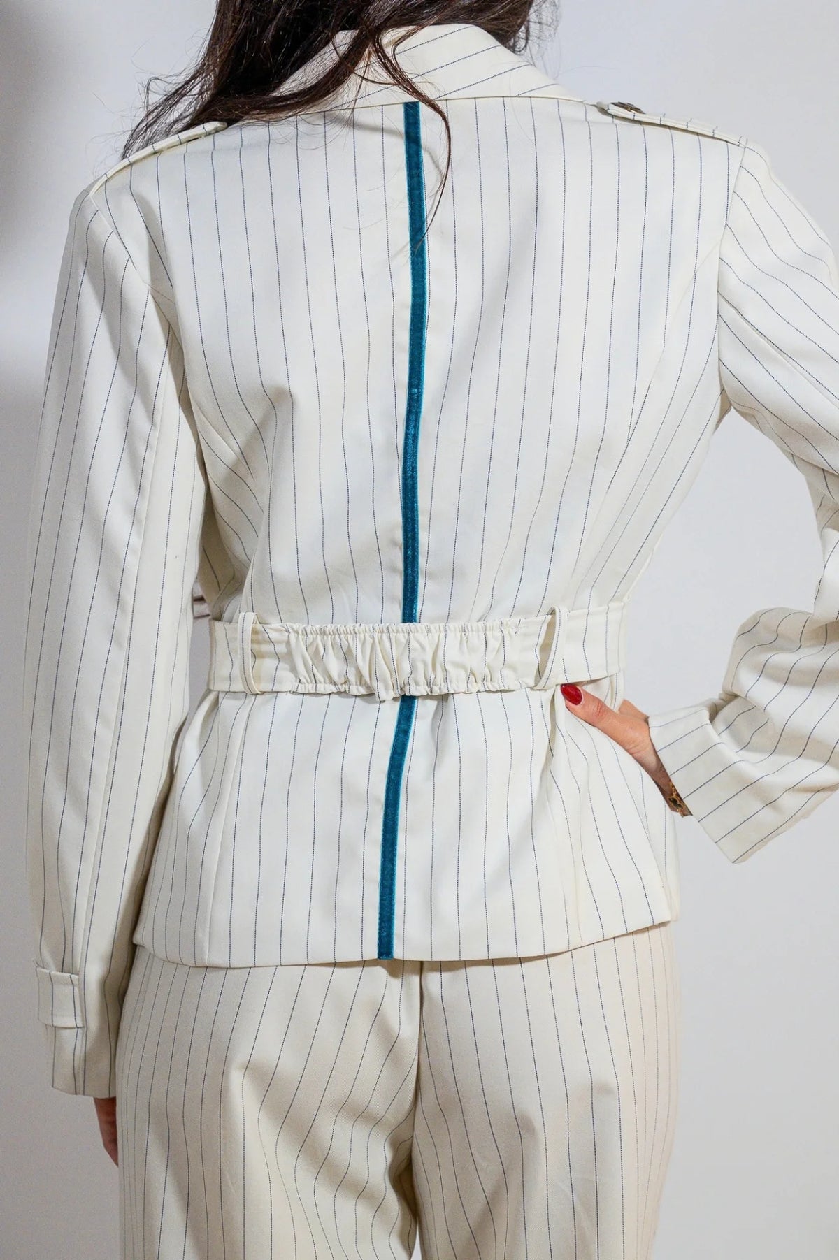 Chaqueta sastre Mary de ATEM en blanco roto con raya diplomática azul marino, charreteras y botones de bronce