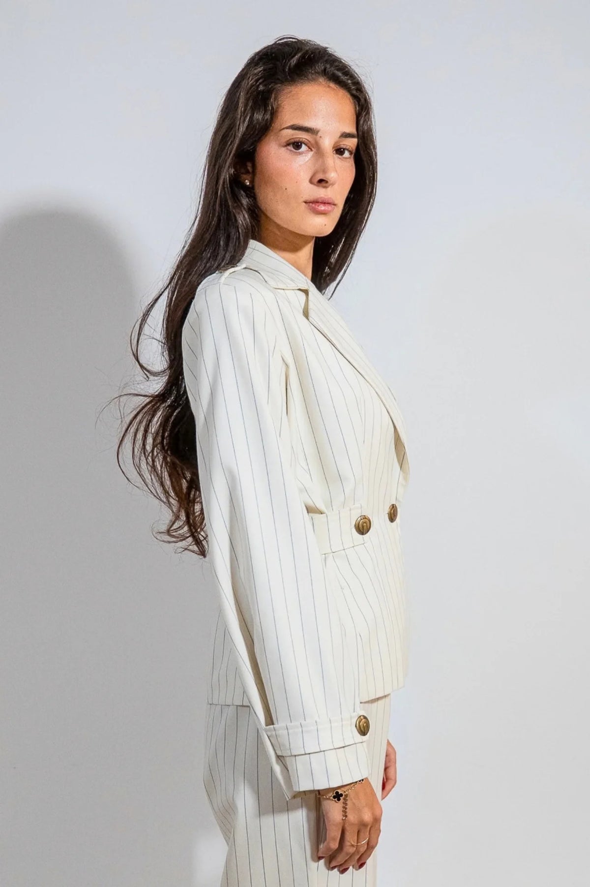 Chaqueta sastre Mary de ATEM en blanco roto con raya diplomática azul marino, charreteras y botones de bronce