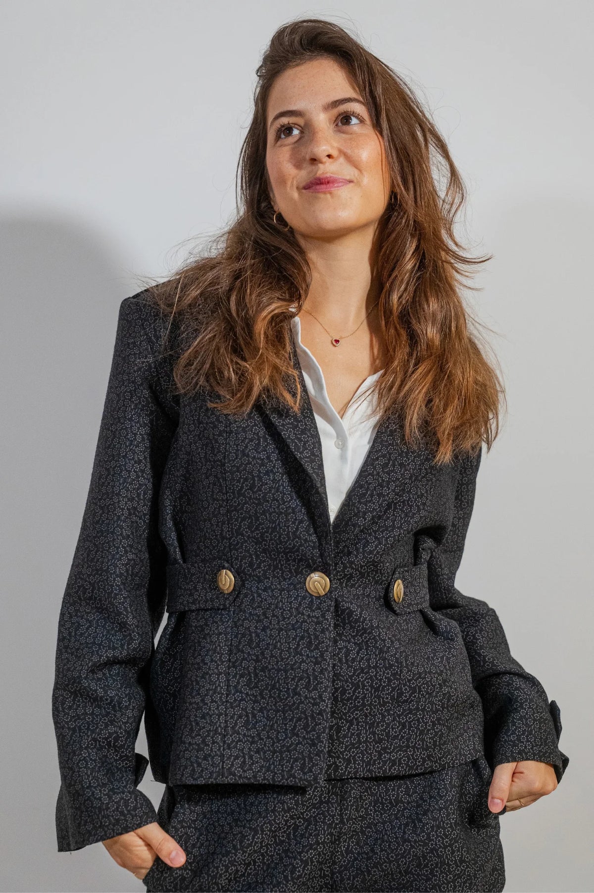 Chaqueta sastre Mary de ATEM en jacquard negro con flores grises, charreteras y botones de bronce envejecido