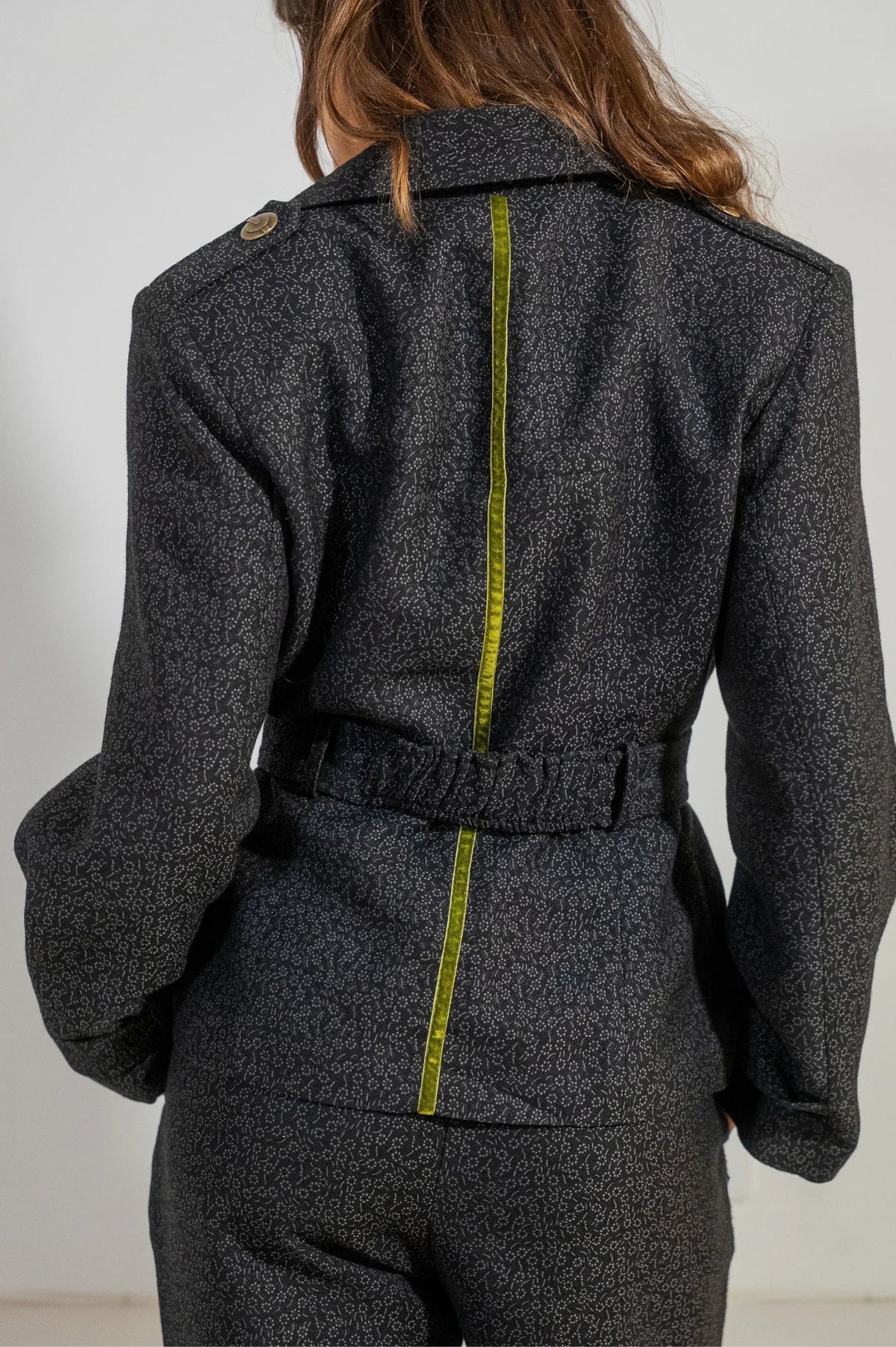 Chaqueta sastre Mary de ATEM en jacquard negro con flores grises, charreteras y botones de bronce envejecido