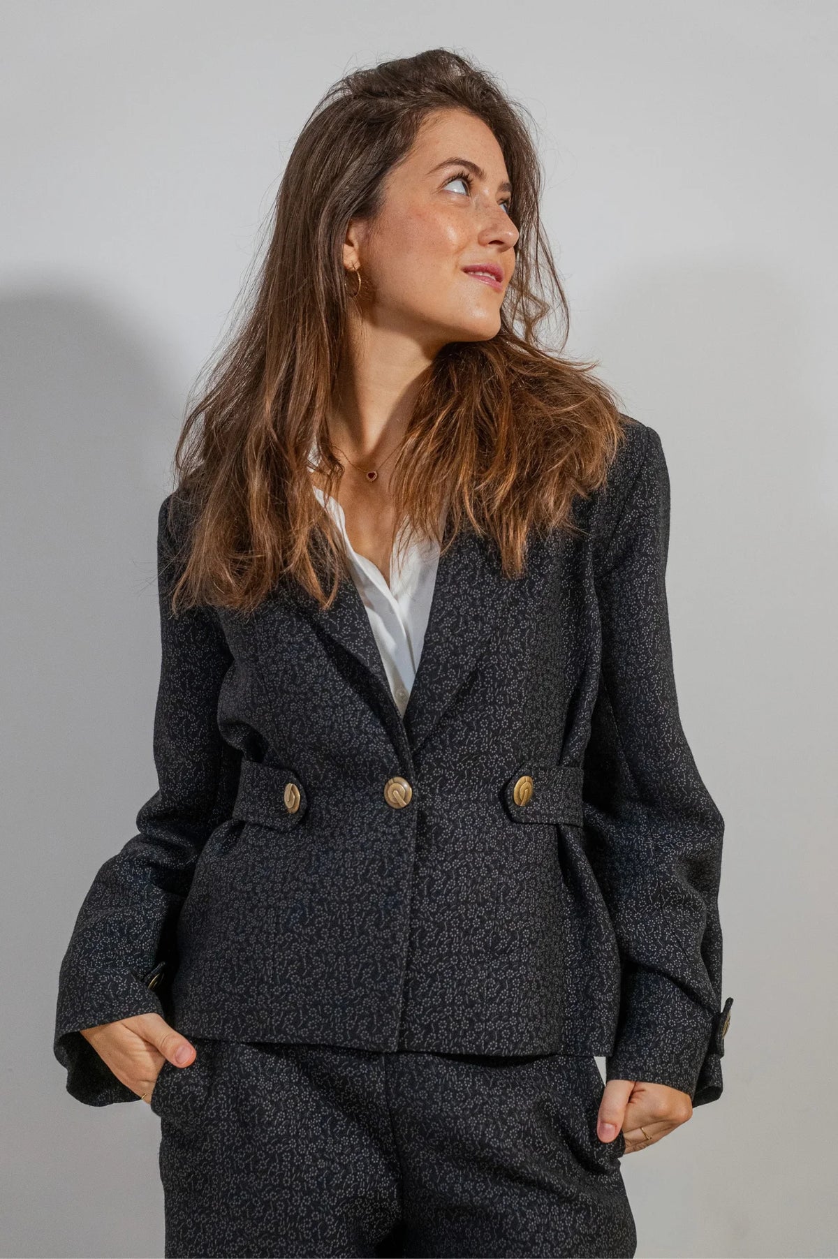 Chaqueta sastre Mary de ATEM en jacquard negro con flores grises, charreteras y botones de bronce envejecido