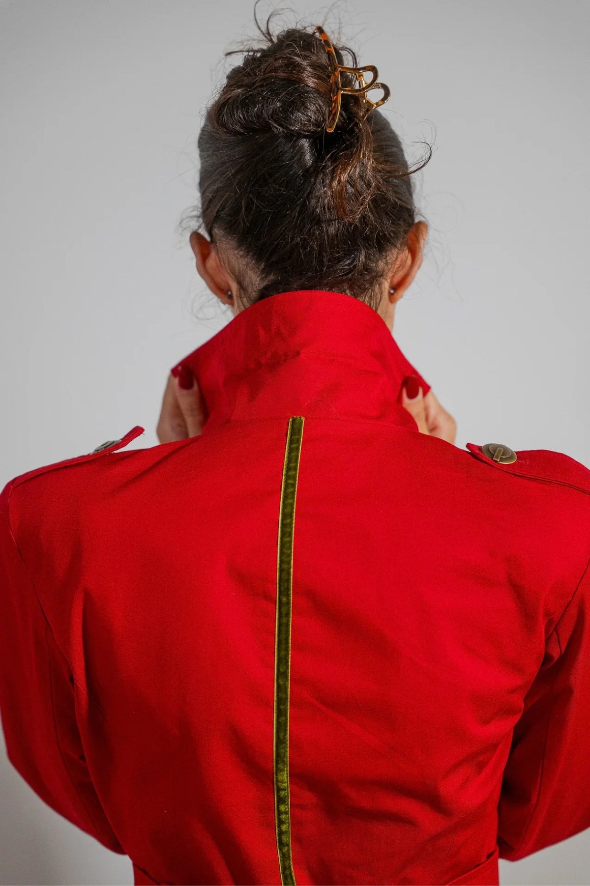 Chaqueta sastre Mary de ATEM en gabardina de algodón rojo intenso, con charreteras y botones de bronce envejecido