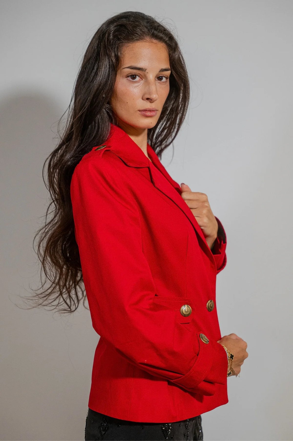 Chaqueta sastre Mary de ATEM en gabardina de algodón rojo intenso, con charreteras y botones de bronce envejecido