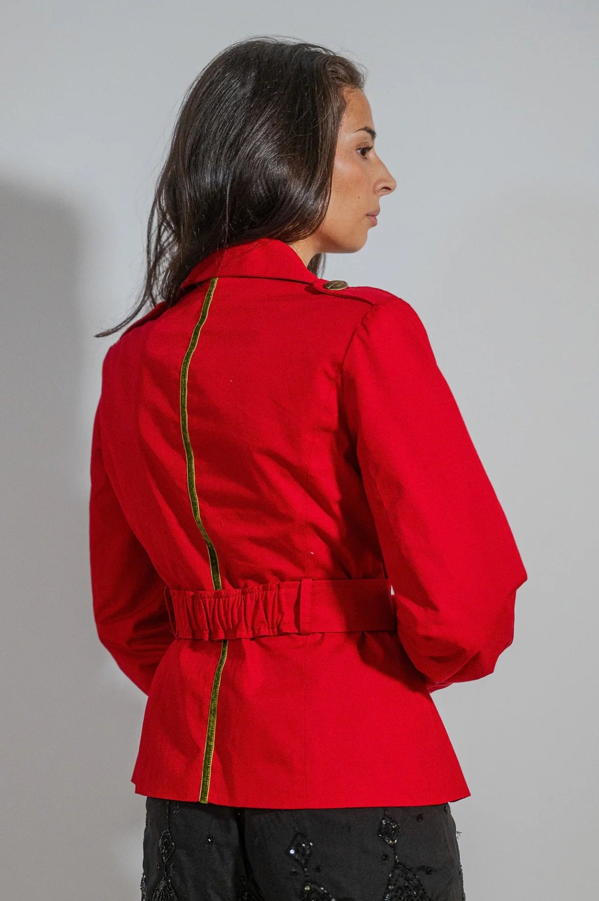 Chaqueta sastre Mary de ATEM en gabardina de algodón rojo intenso, con charreteras y botones de bronce envejecido