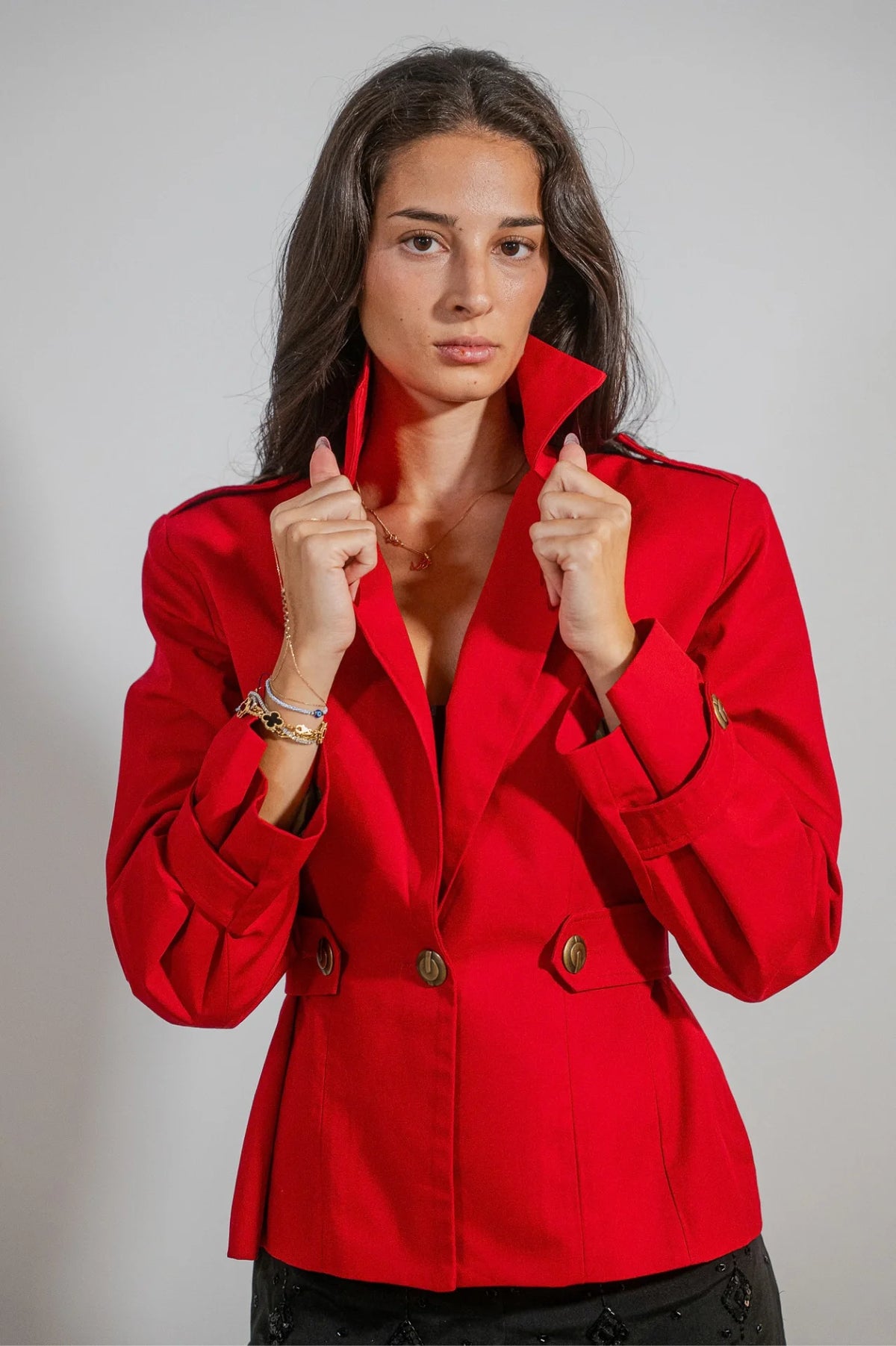 Chaqueta sastre Mary de ATEM en gabardina de algodón rojo intenso, con charreteras y botones de bronce envejecido
