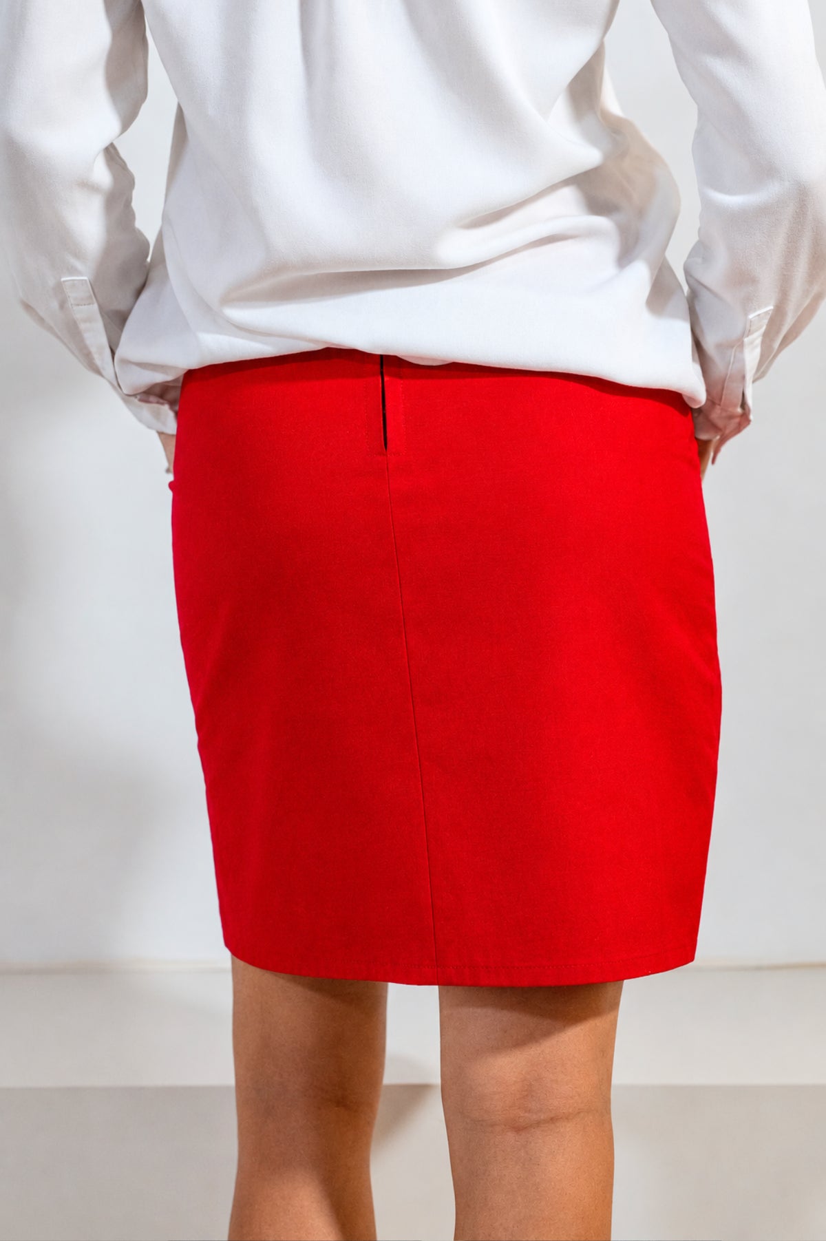 Falda recta Clara de ATEM en algodón rojo, de talle alto, con franja de terciopelo verde oliva y abertura delantera
