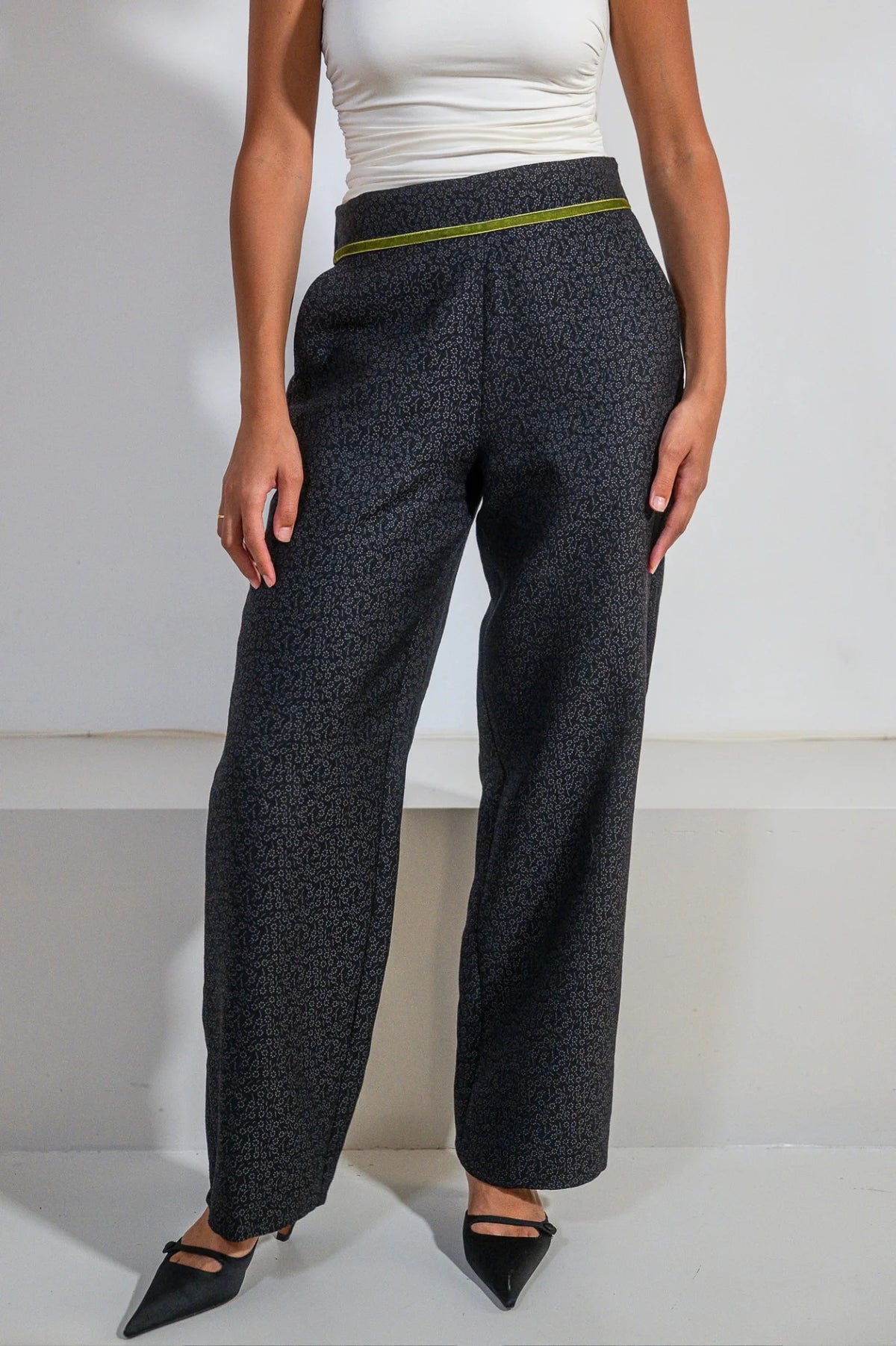 Pantalón ancho Lidia de ATEM en jacquard negro con flores grises y franja de terciopelo verde oliva en la cintura