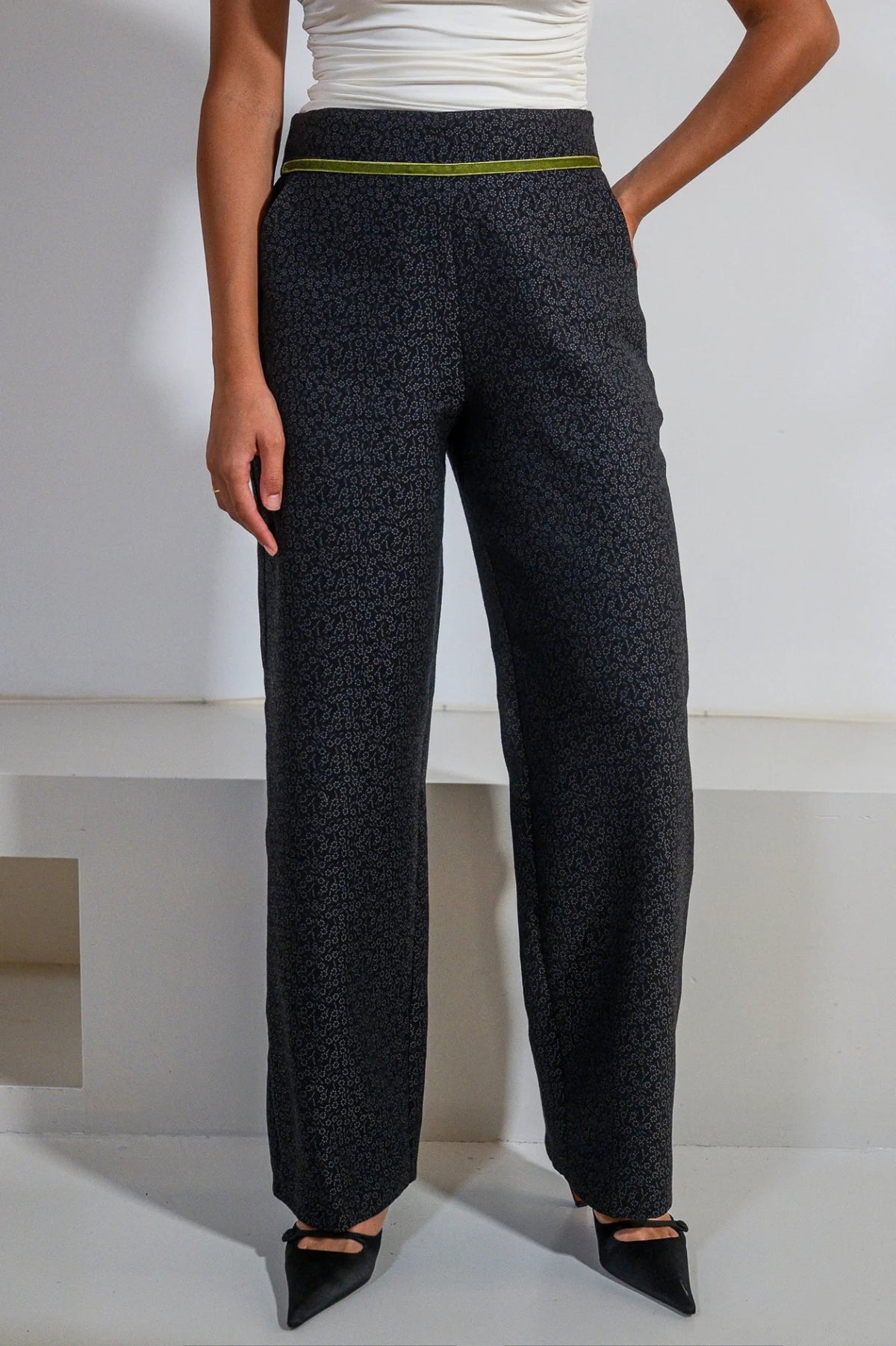 Pantalón ancho Lidia de ATEM en jacquard negro con flores grises y franja de terciopelo verde oliva en la cintura