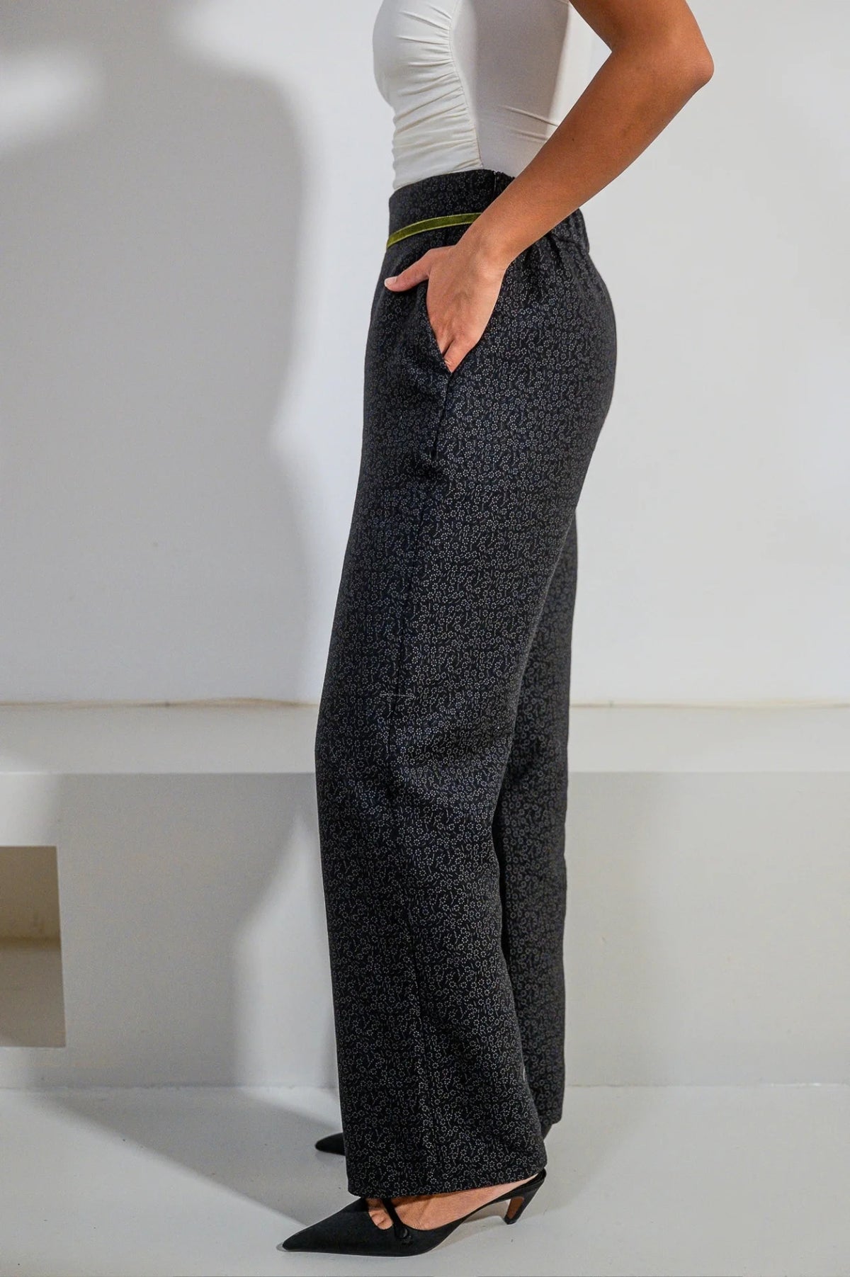 Pantalón ancho Lidia de ATEM en jacquard negro con flores grises y franja de terciopelo verde oliva en la cintura