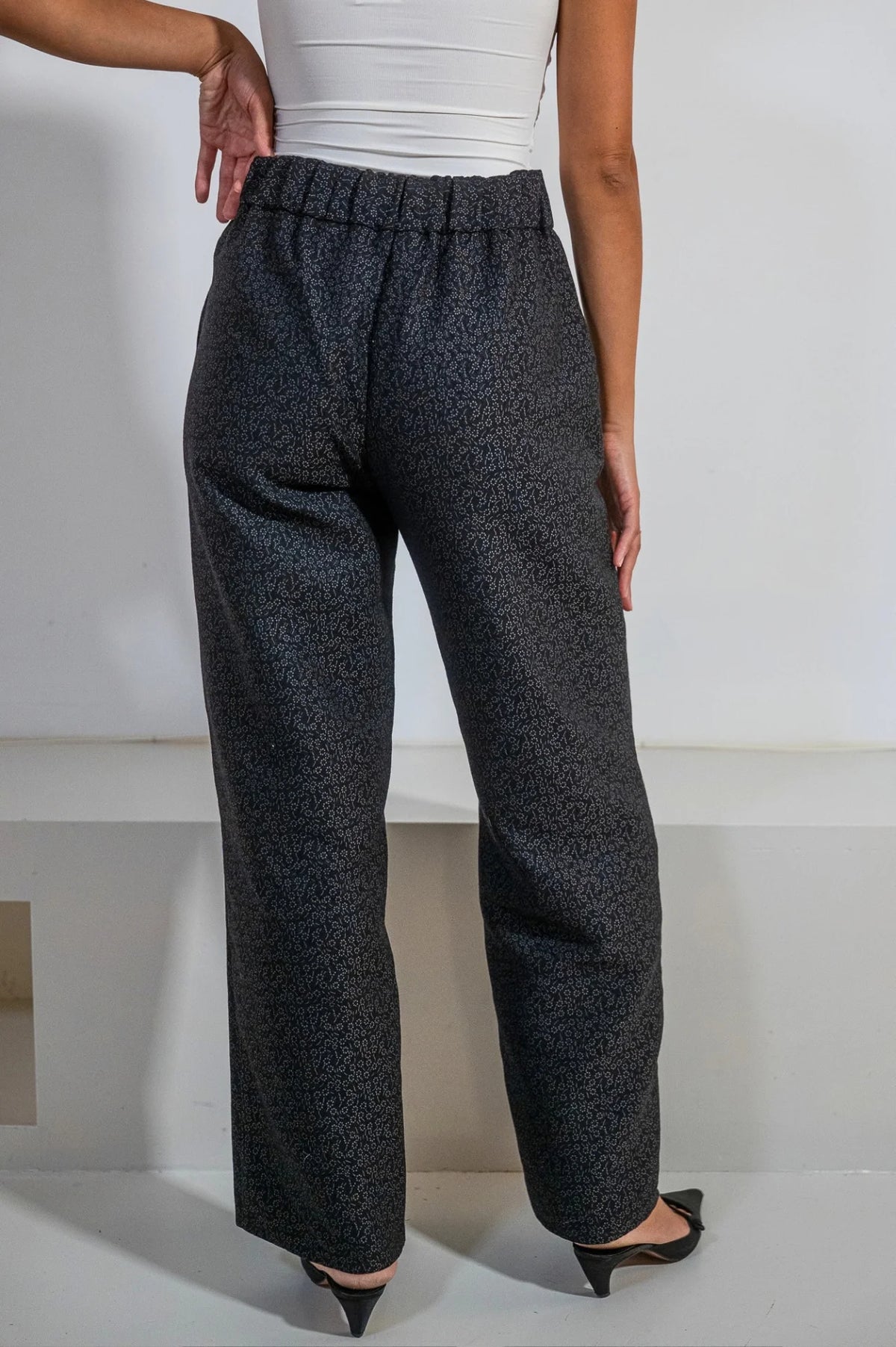 Pantalón ancho Lidia de ATEM en jacquard negro con flores grises y franja de terciopelo verde oliva en la cintura