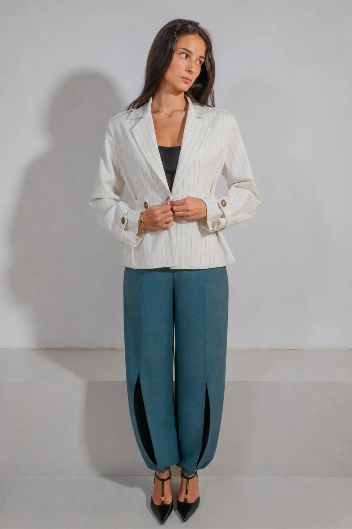 Pantalón Lido de ATEM en Tencel azul, silueta globo con aberturas largas en las piernas y terciopelo azul celeste