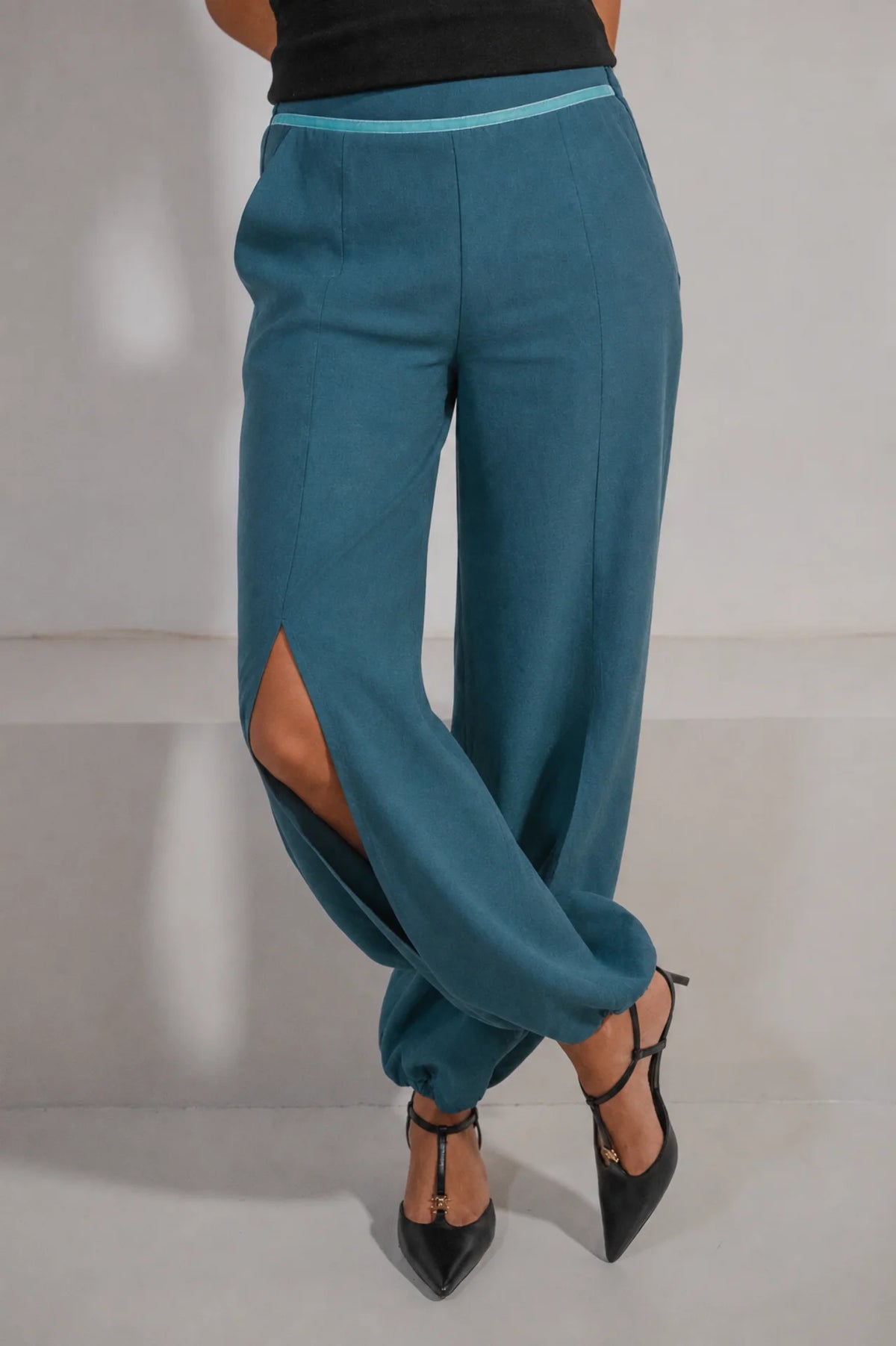 Pantalón Lido de ATEM en Tencel azul, silueta globo con aberturas largas en las piernas y terciopelo azul celeste