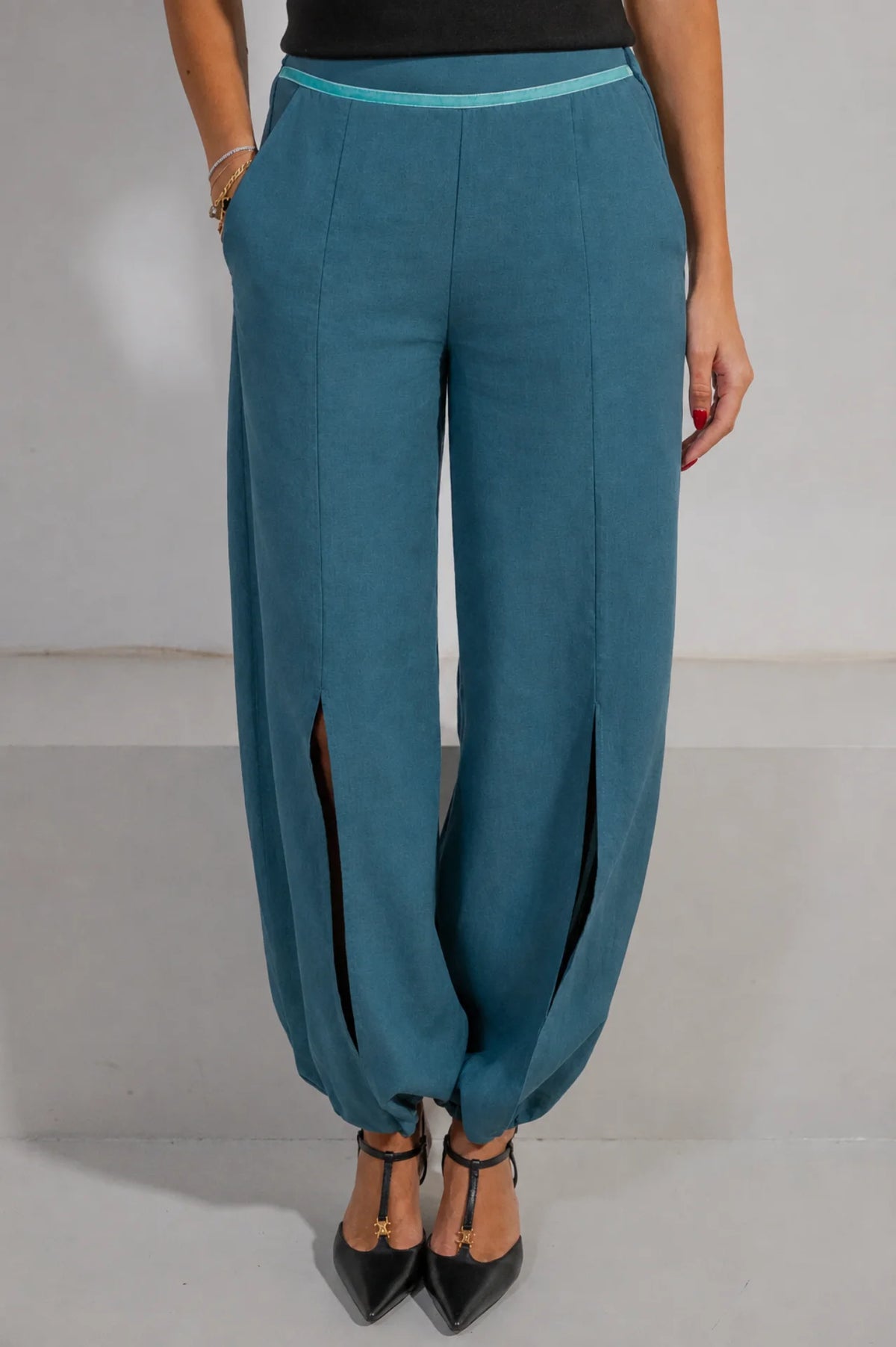 Pantalón Lido de ATEM en Tencel azul, silueta globo con aberturas largas en las piernas y terciopelo azul celeste