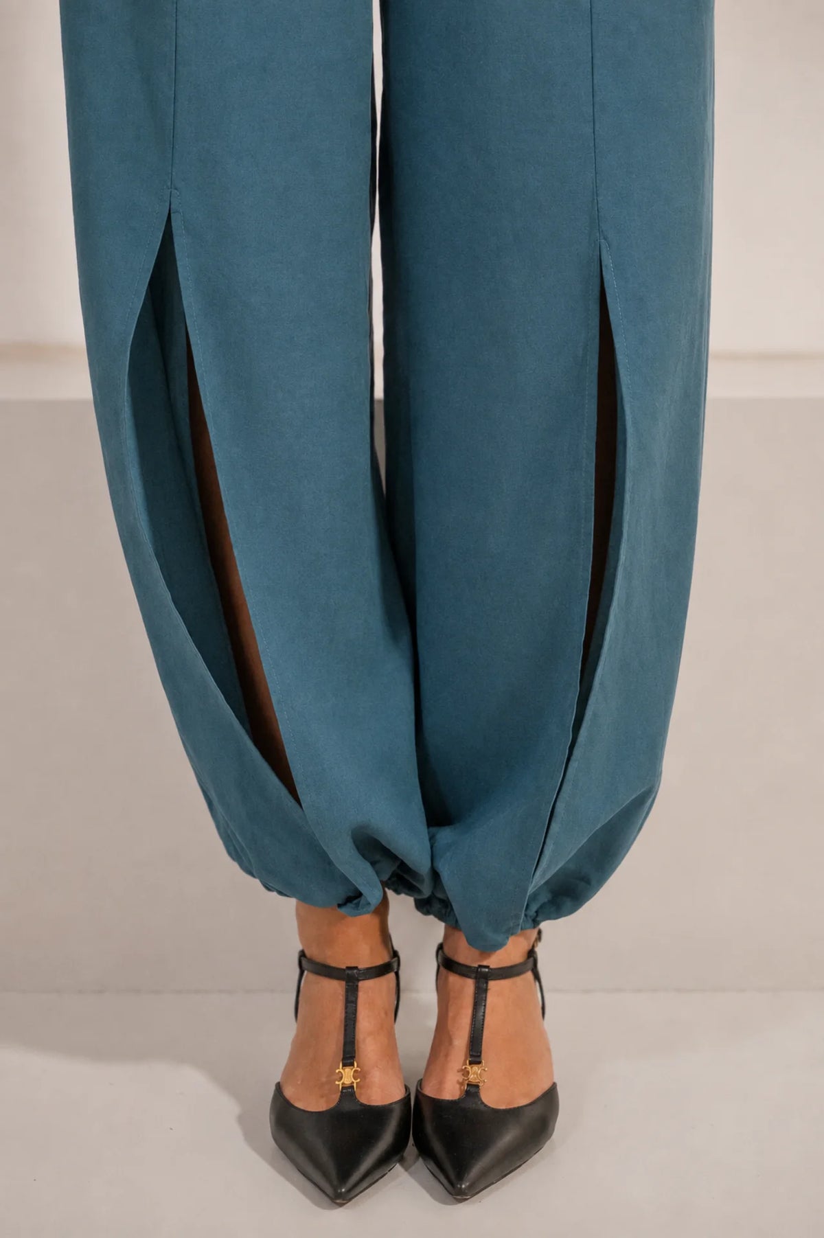 Pantalón Lido de ATEM en Tencel azul, silueta globo con aberturas largas en las piernas y terciopelo azul celeste
