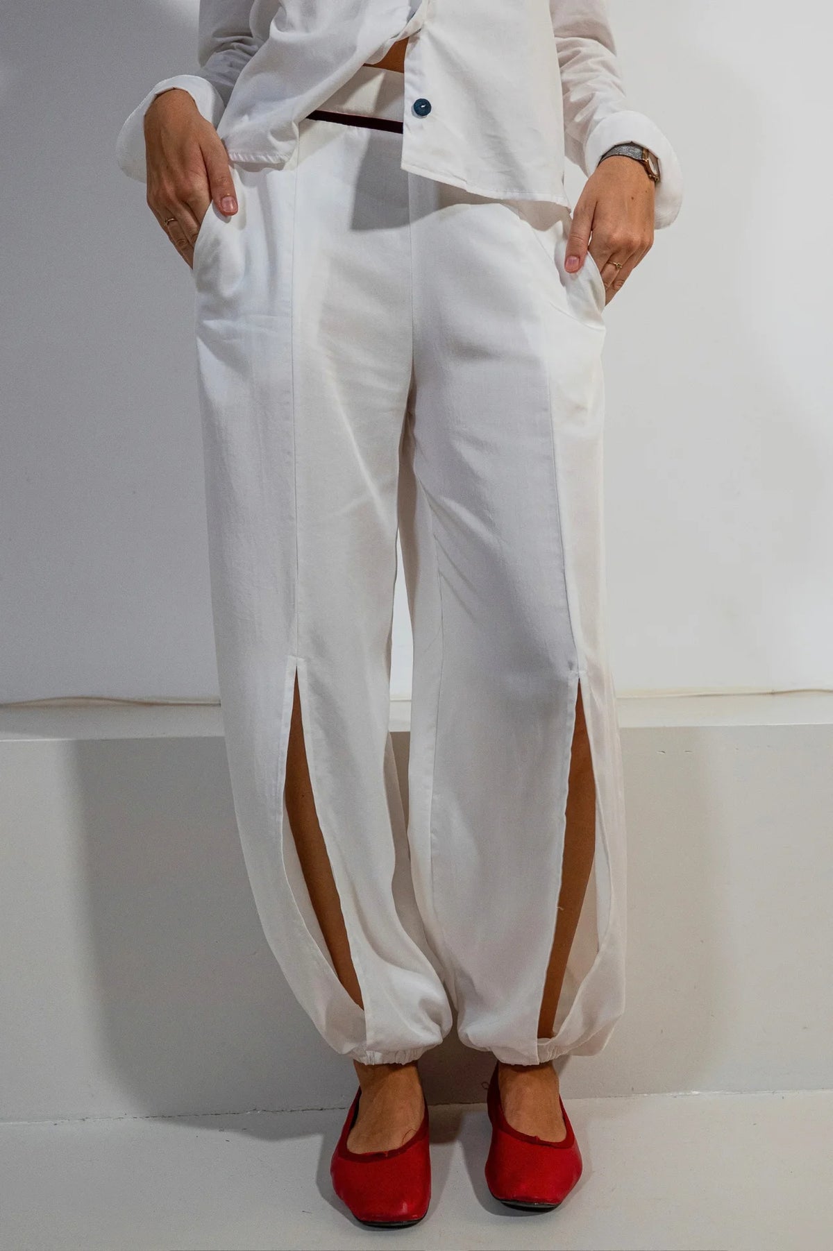 Pantalón Lido de ATEM en Tencel blanco, silueta globo con aberturas largas en las piernas y terciopelo burdeos