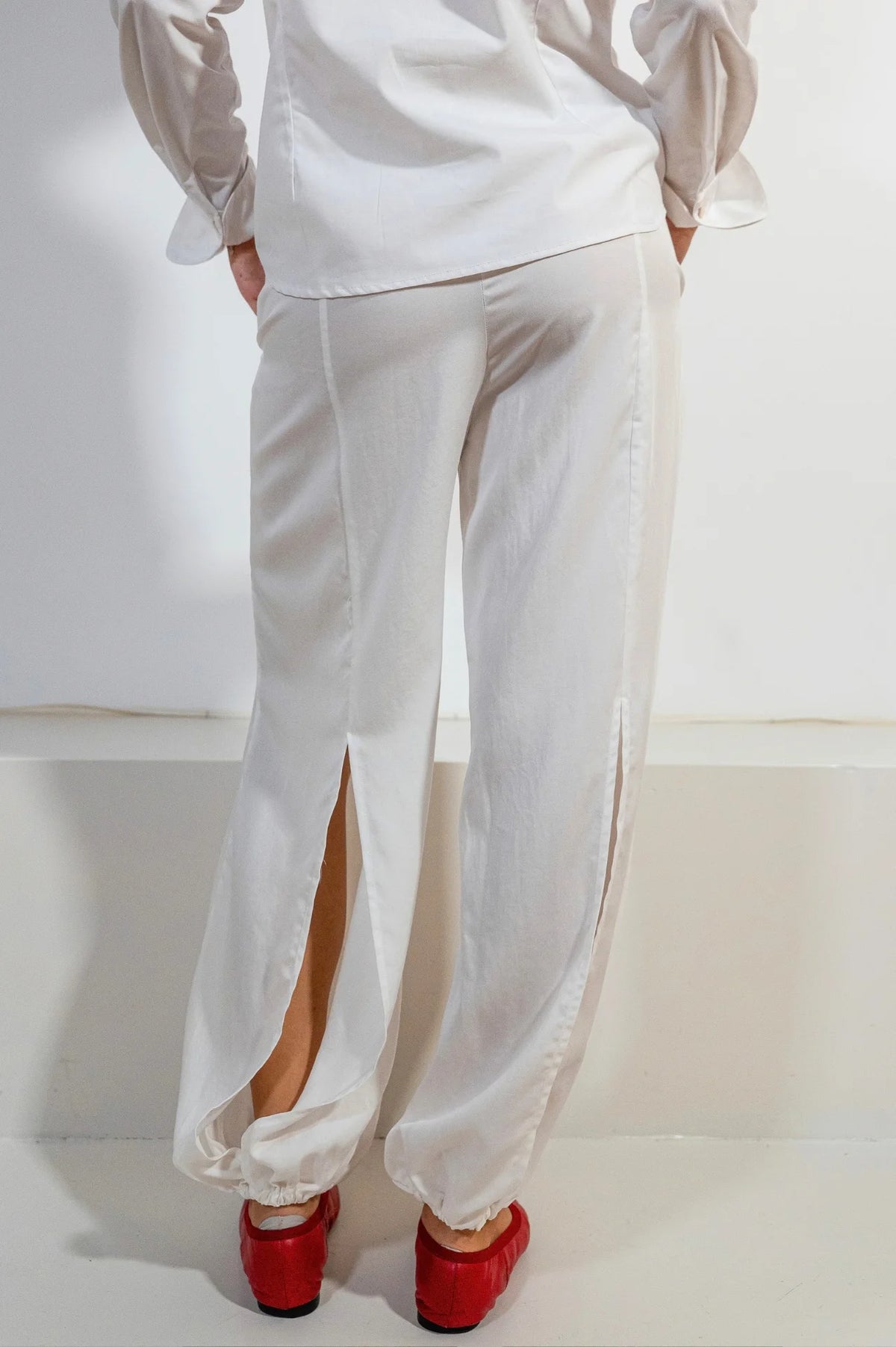 Pantalón Lido de ATEM en Tencel blanco, silueta globo con aberturas largas en las piernas y terciopelo burdeos
