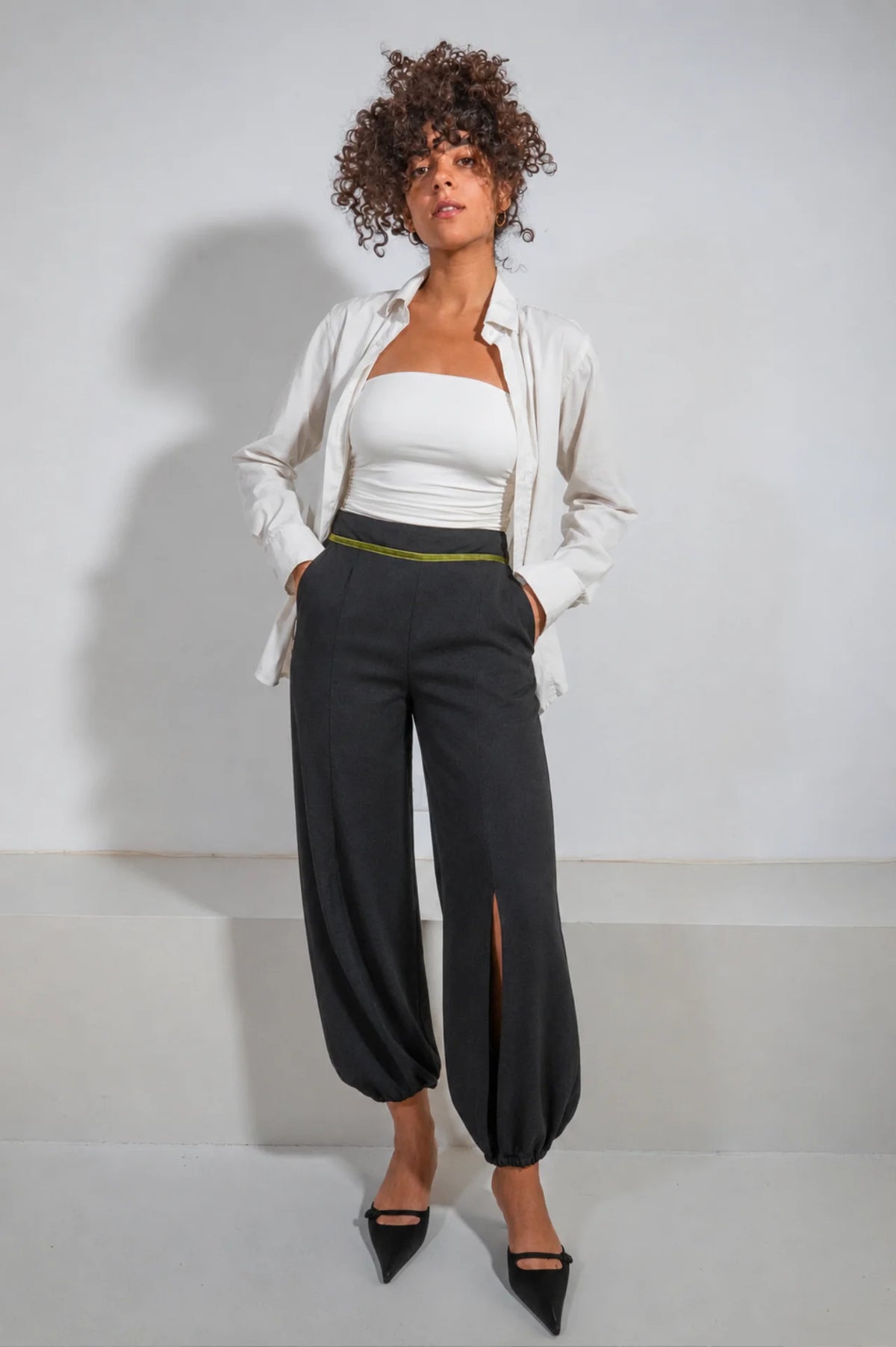 Pantalón Lido de ATEM en Tencel negro, silueta globo con aberturas largas en las piernas y terciopelo verde oliva