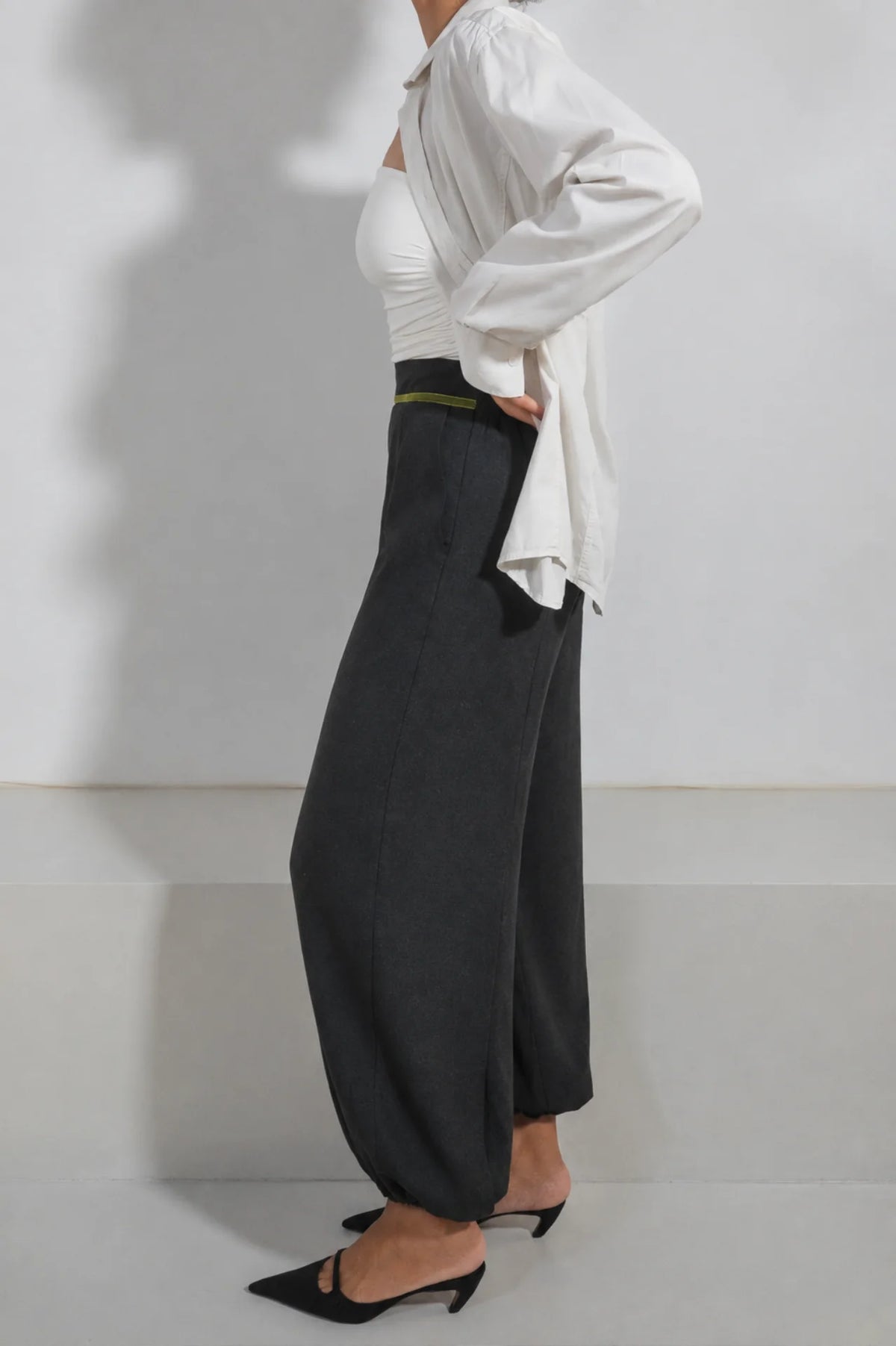 Pantalón Lido de ATEM en Tencel negro, silueta globo con aberturas largas en las piernas y terciopelo verde oliva