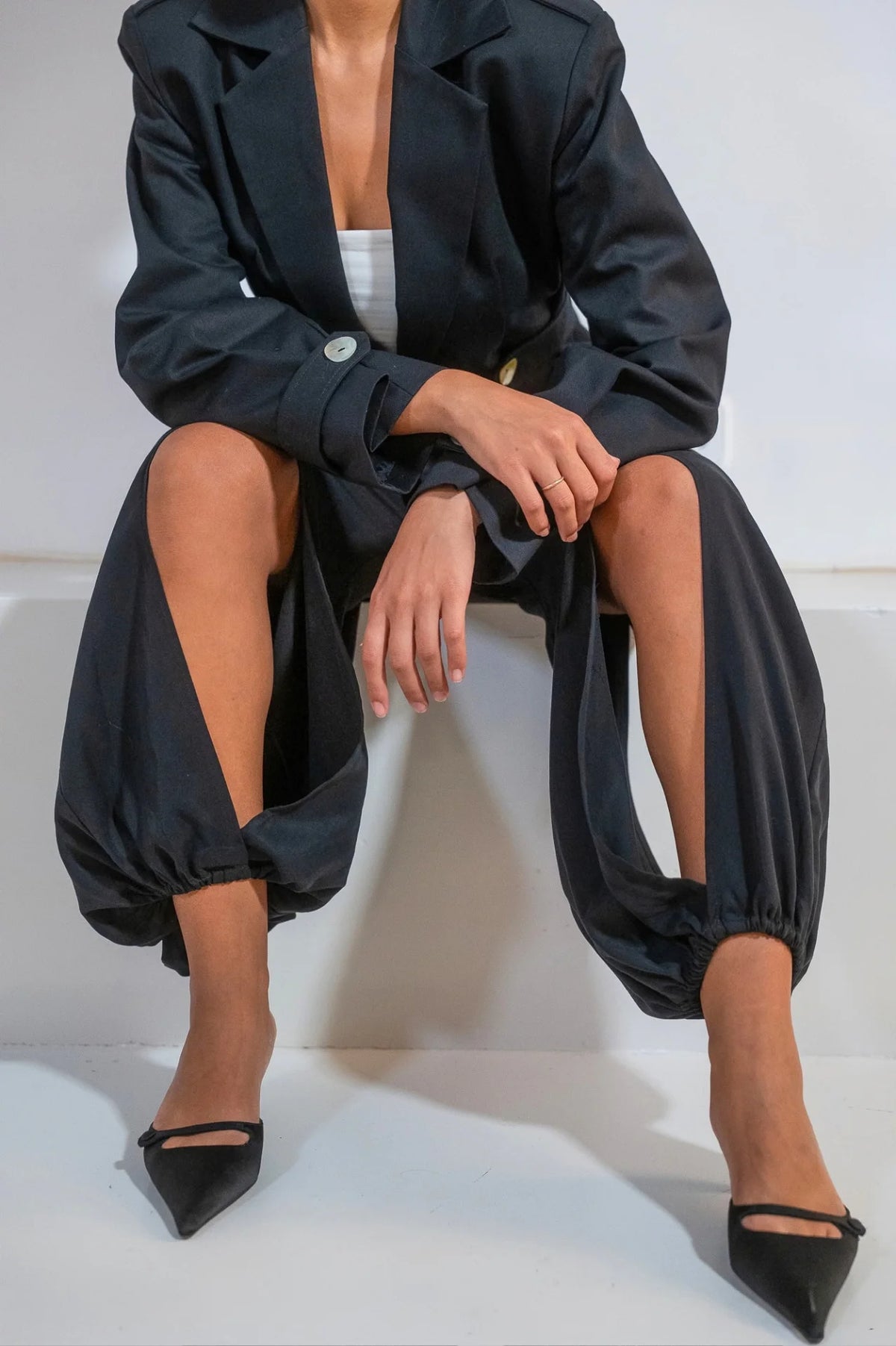 Pantalón Lido de ATEM en Tencel negro, silueta globo con aberturas largas en las piernas y terciopelo verde oliva