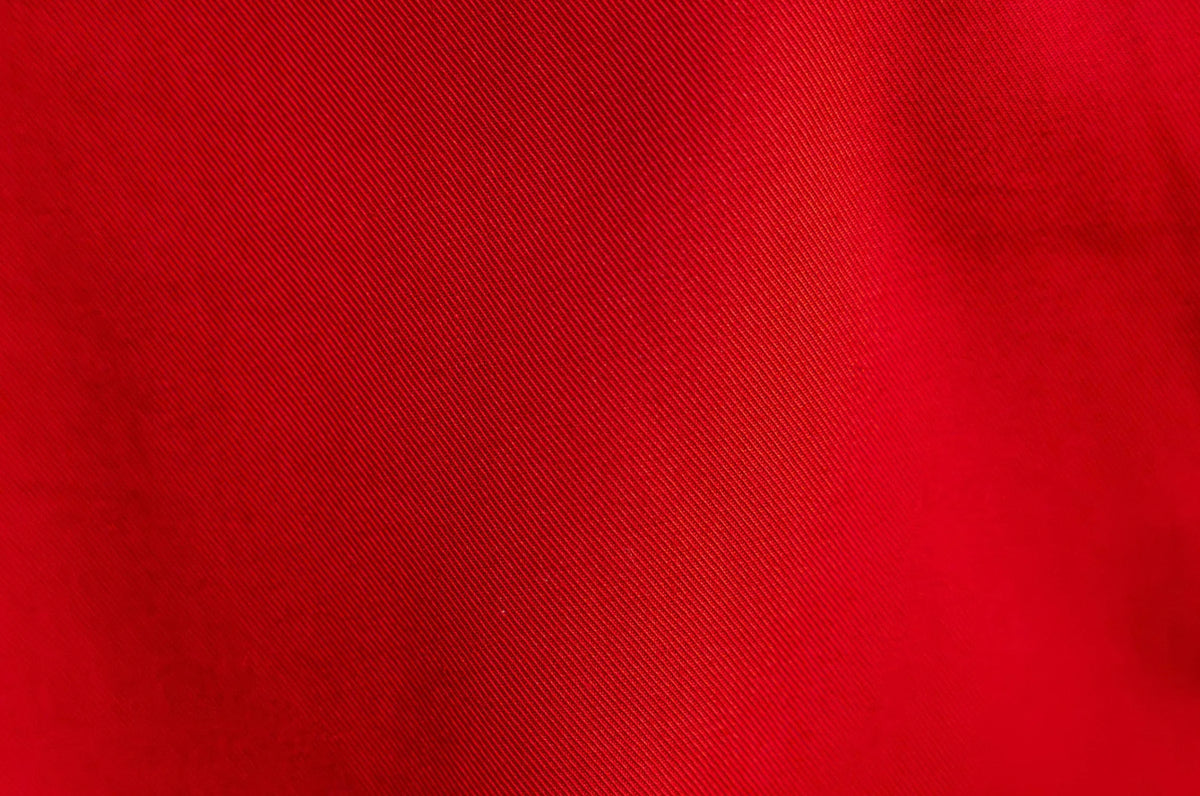 Algodón 100% en rojo intenso, de origen italiano, rescatado de una maison de lujo francesa.