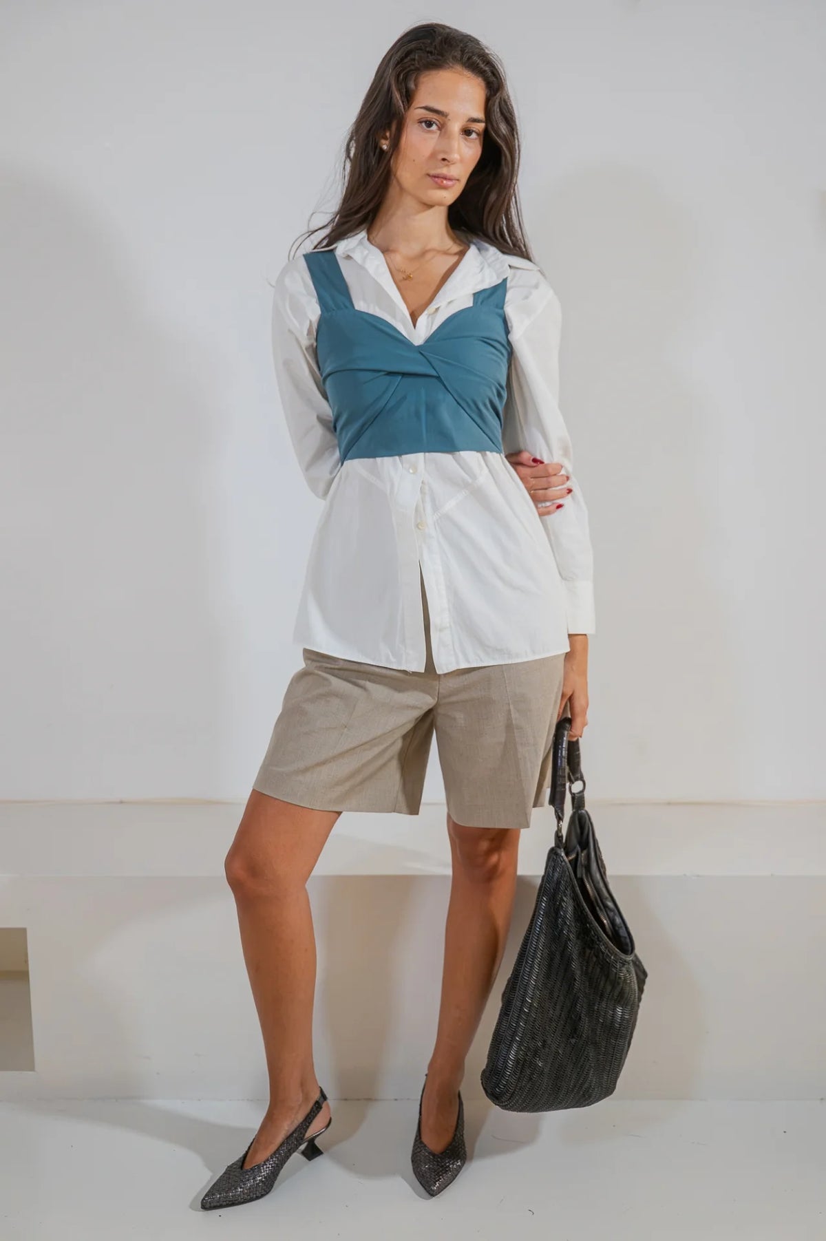 Top corto Begur de ATEM en Tencel azul profundo, con escote corazón, nudo drapeado en el centro y tirantes anchos