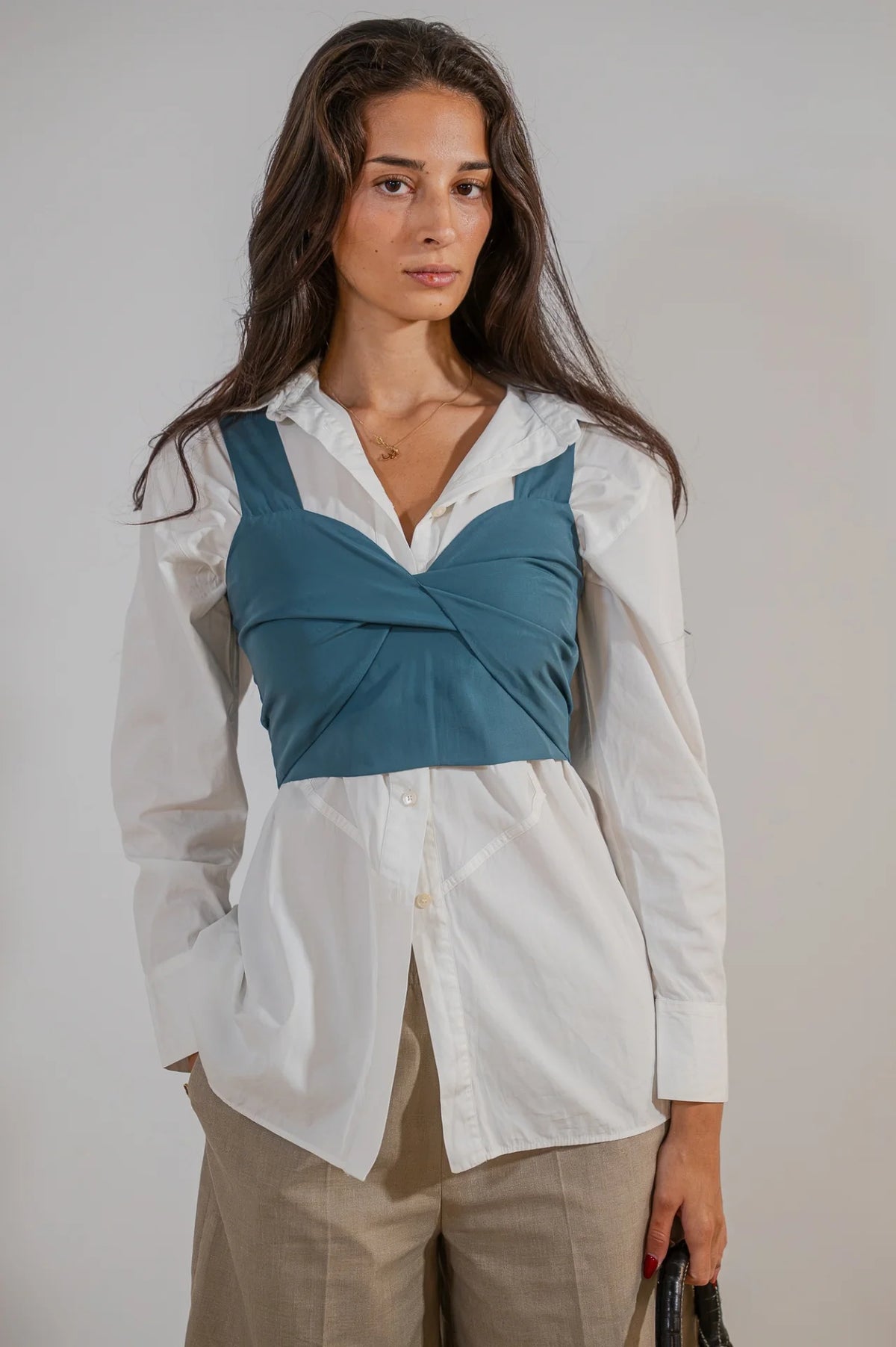 Top corto Begur de ATEM en Tencel azul profundo, con escote corazón, nudo drapeado en el centro y tirantes anchos