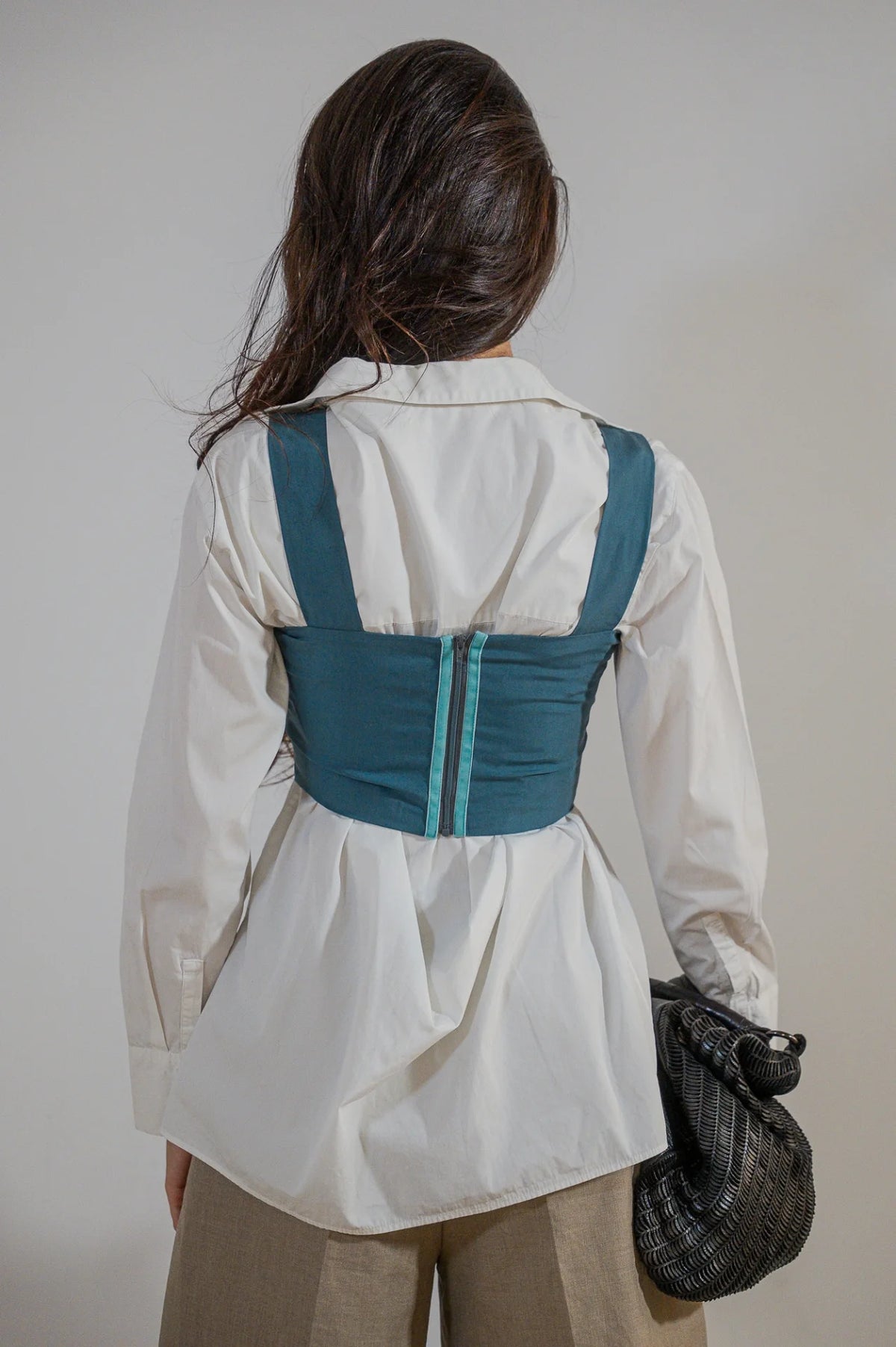 Top corto Begur de ATEM en Tencel azul profundo, con escote corazón, nudo drapeado en el centro y tirantes anchos