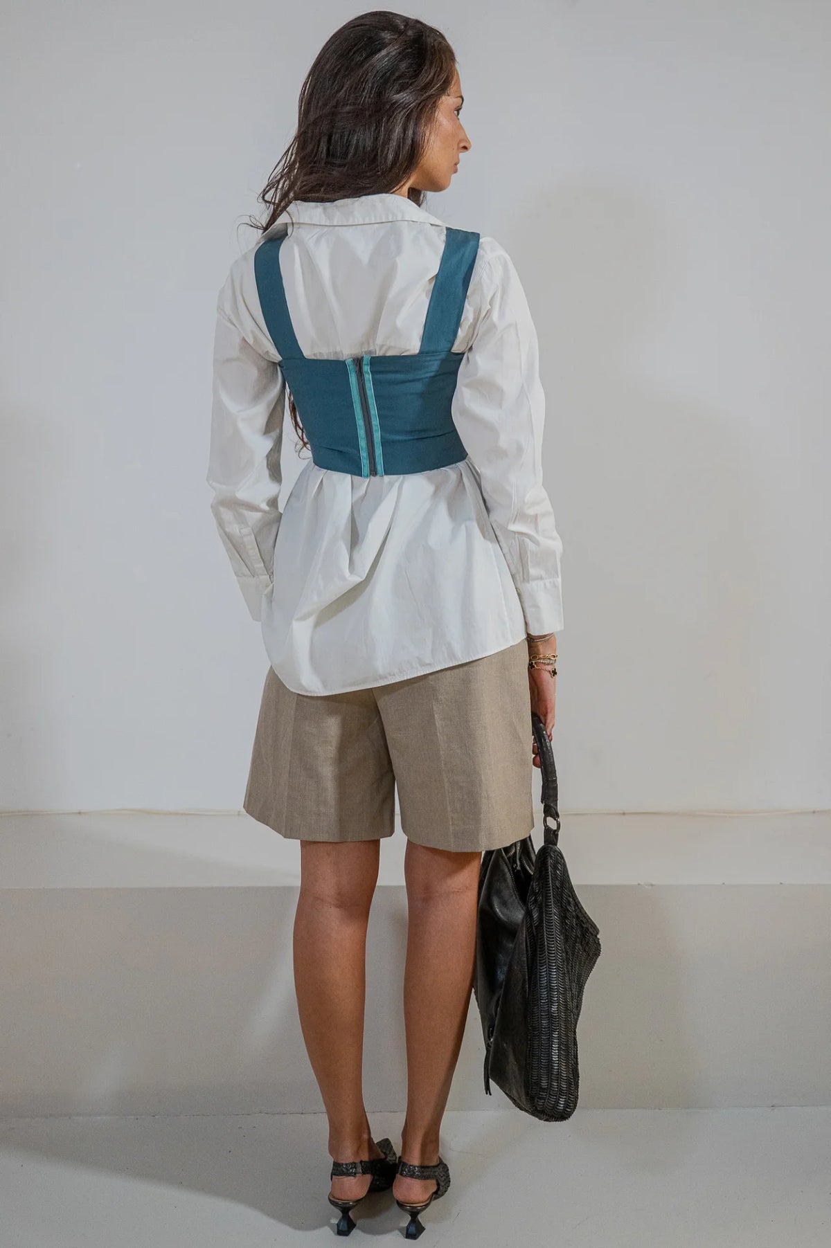 Top corto Begur de ATEM en Tencel azul profundo, con escote corazón, nudo drapeado en el centro y tirantes anchos